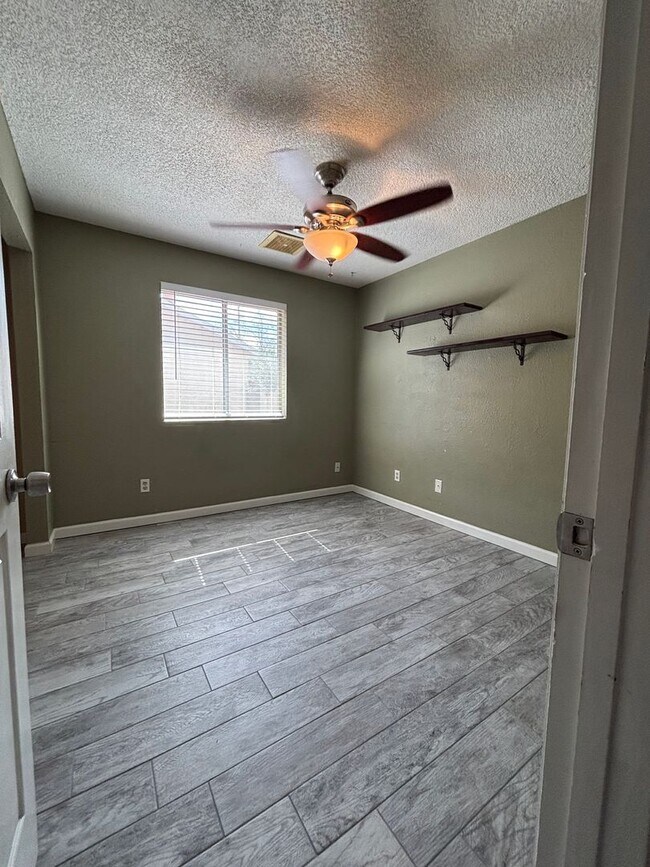 Building Photo - 921 W Naranja Ave