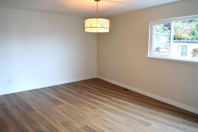 Building Photo - Crest23-25