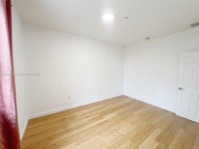Building Photo - 2540 SW 14th Ave
