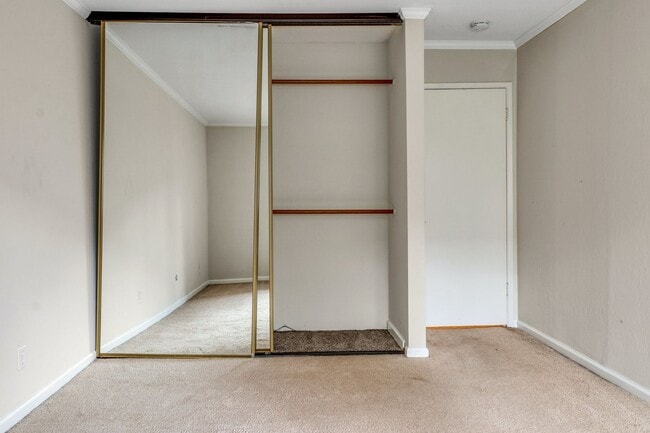 Building Photo - Sunny, 1 bedroom located on the 2nd floor ...