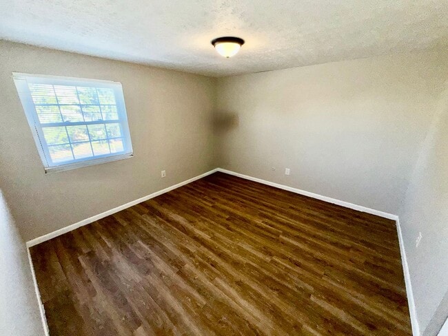 Building Photo - 2 bed 1 1/2 bath condo