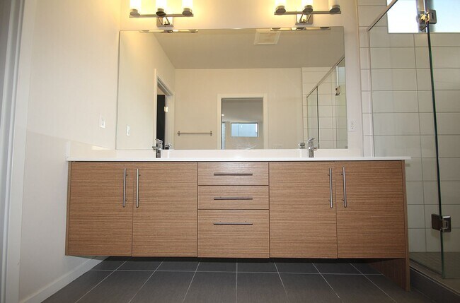 Building Photo - LUXURY BALLARD TOWNHOME W HIGH END FINISHE...