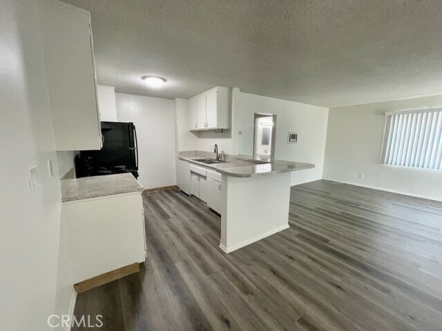 Building Photo - 685 E Vista Chino