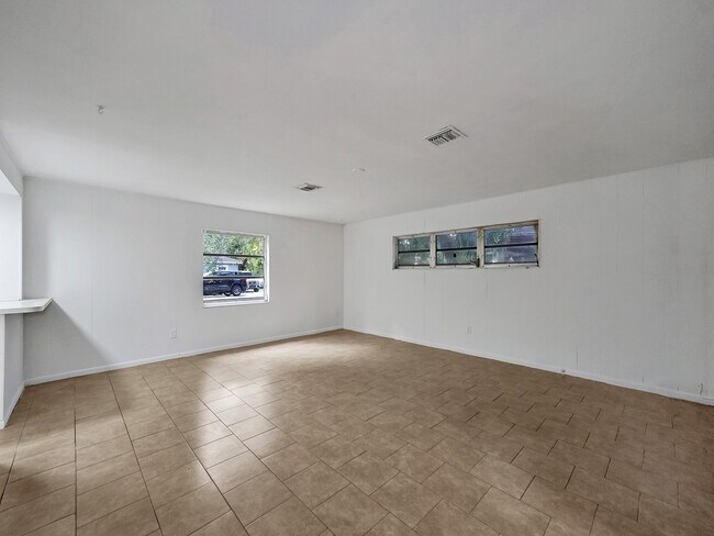 Building Photo - 3226 Oak Ave