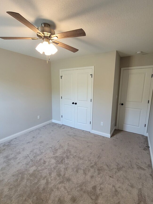 Building Photo - 3 Bedroom Home in South Columbia