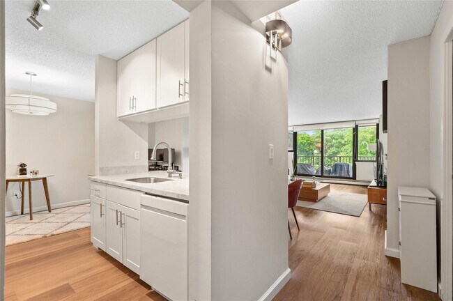 Building Photo - 25 Rockledge Ave