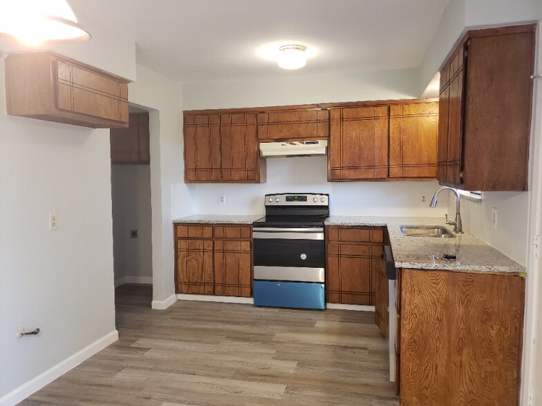 Building Photo - 420 Signal Hill Ct N