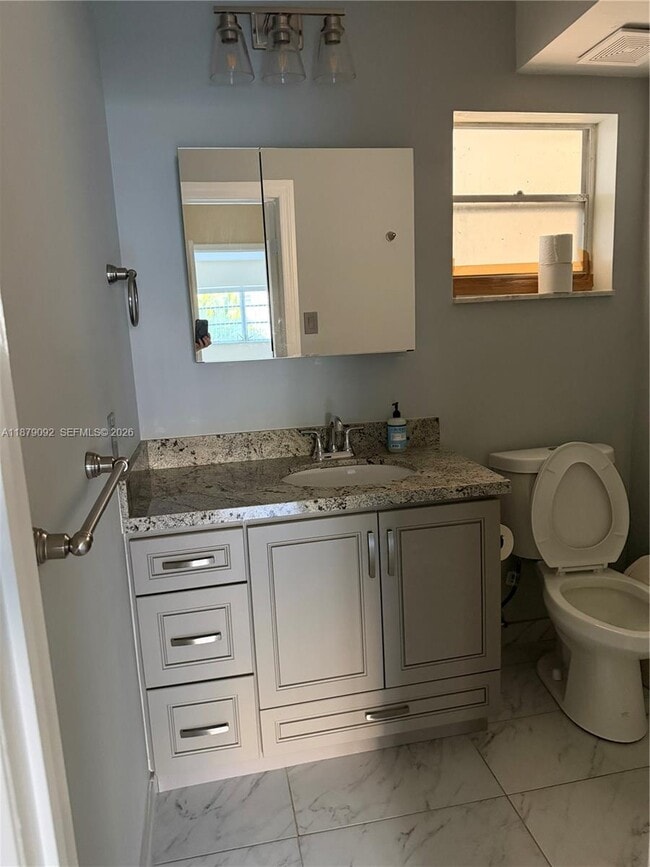 Building Photo - 901 NE 14th Ave