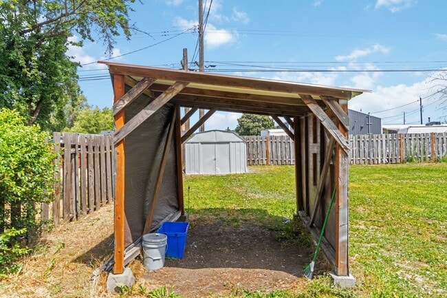 Building Photo - 2 Bed 1 Bath Single Family Home in Spokane...