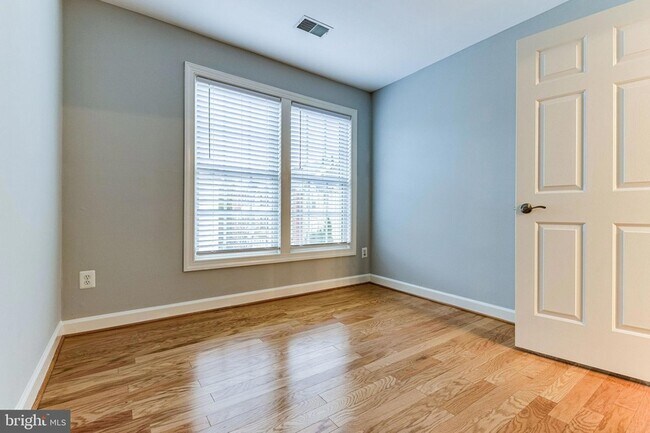 Building Photo - 953 Harrison Cir