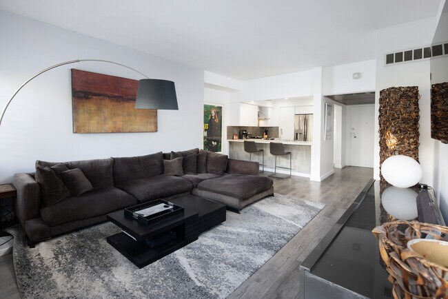 Building Photo - 7135 Hollywood Blvd