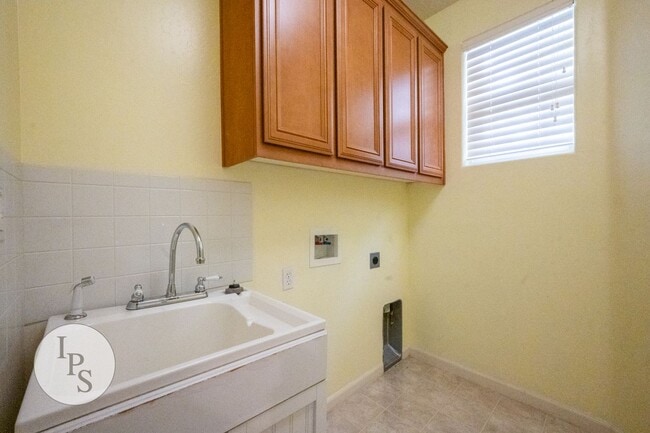 Building Photo - North East Fresno ‘Like New’ Home, 3BR/2BA, Built 2008 - Lots of Amenities!