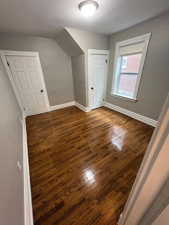 Building Photo - Christy 1