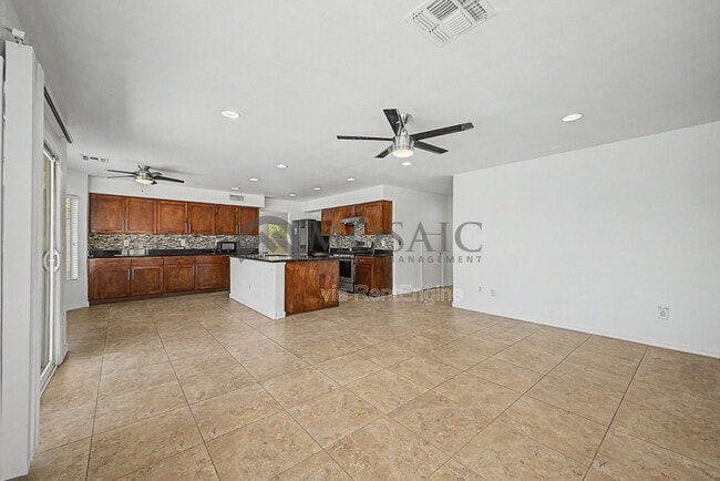 Building Photo - 820 N Granada Dr