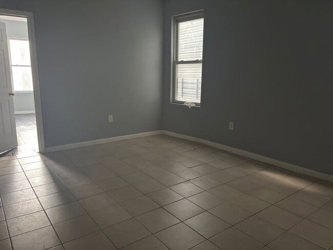 Building Photo - 482 Avon Ave