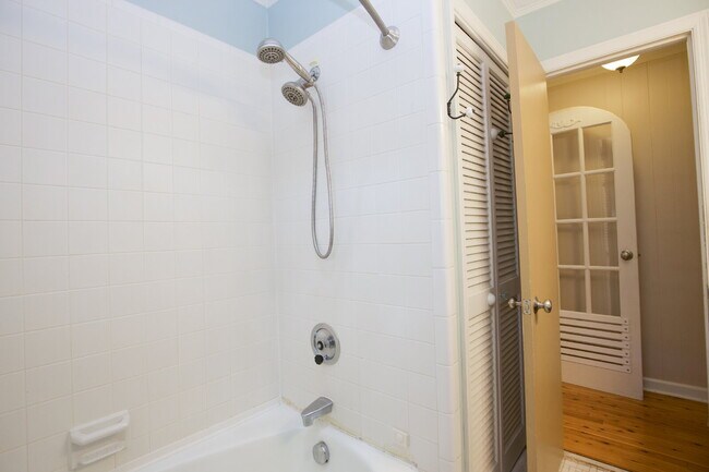 Building Photo - Retro Ranch only minutes from downtown Sou...