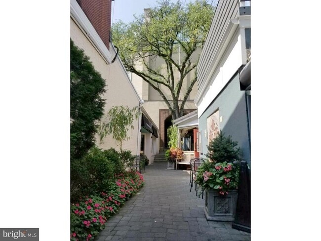 Building Photo - 10 Charlton St