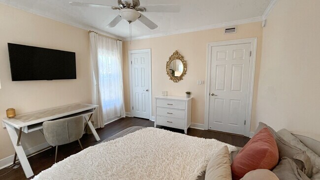 Building Photo - 860 13th Ave S