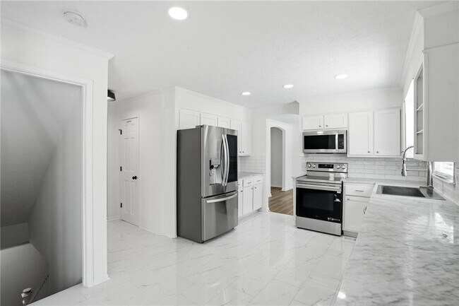 Building Photo - 313 Summit Ridge Dr