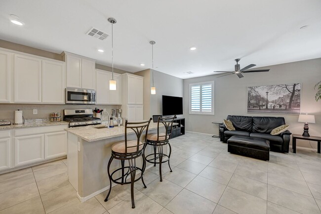 Building Photo - Modern 3 Bedroom Townhouse near Blue Diamond