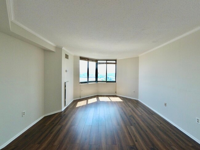 Building Photo - 1309 Harmon Cove Tower