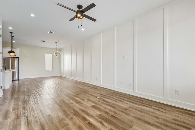 Building Photo - Luxurious 3 Bedroom Condo with Spacious La...