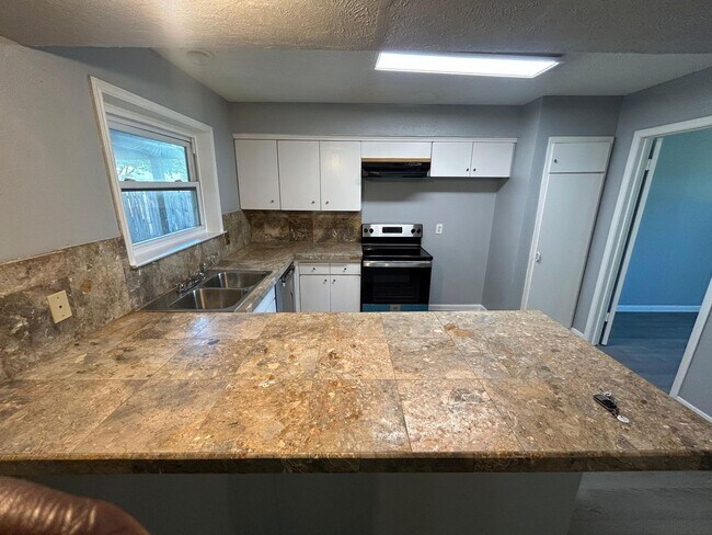 Building Photo - 3734 Clubway Ln