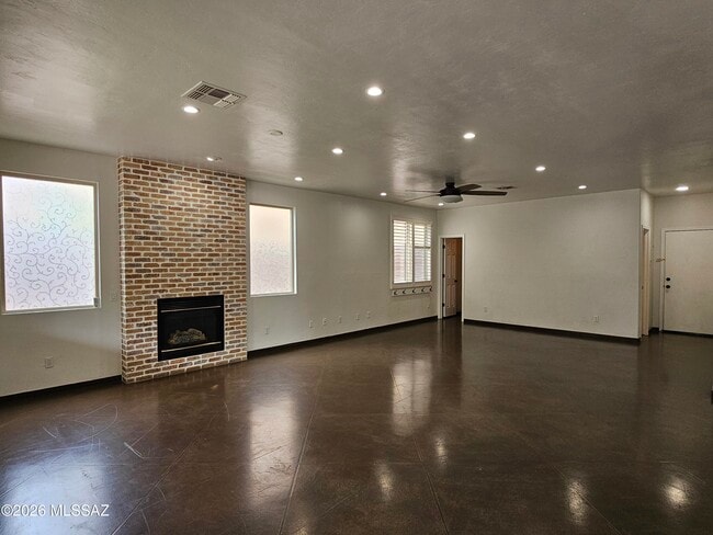 Building Photo - 4389 N Sunset Cliff Dr