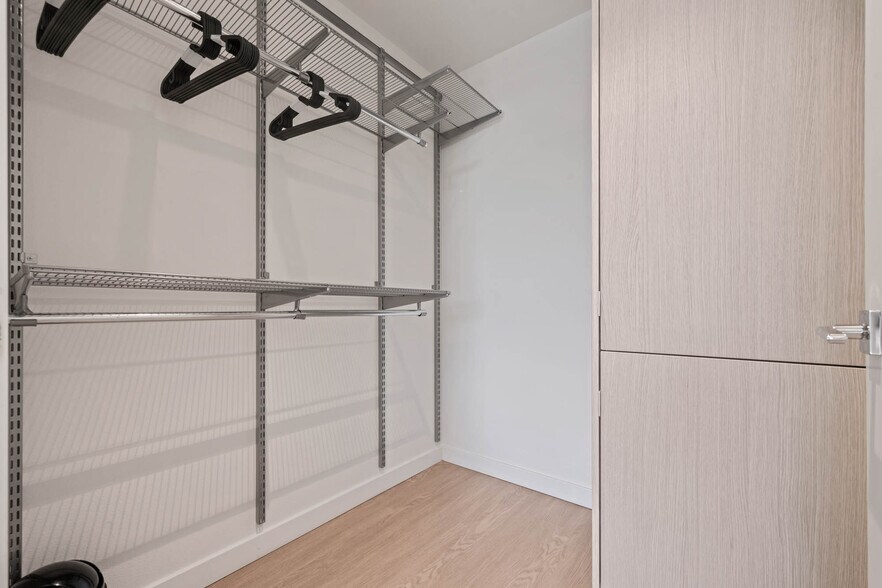 Building Photo - 5851 W 88th-Serenity Suite 318C-88