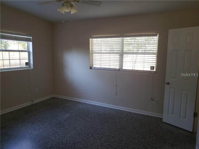 Building Photo - 1500 Roscomare Ave