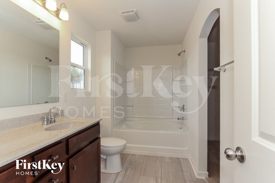 Building Photo - 147 Hidden Lakes Rd