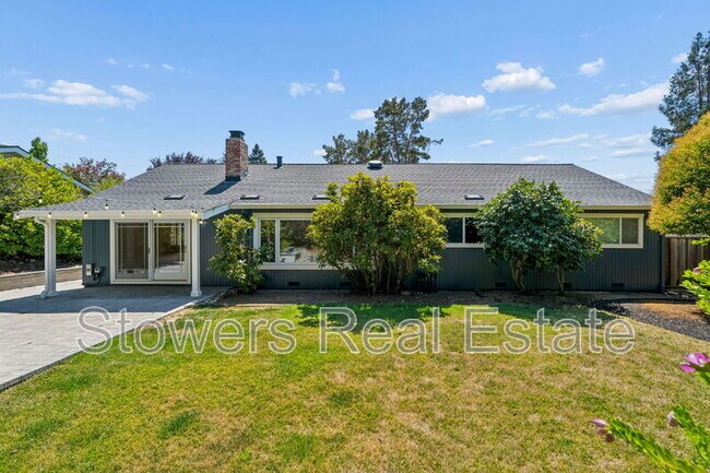 Building Photo - 1099 Larch Ave