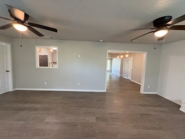 Building Photo - 3316 Shorewood Dr