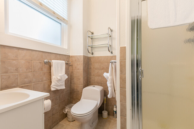 View of bathroom - 2765 Lombard St