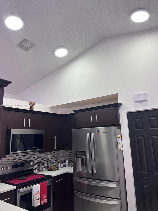 Building Photo - 1367 Plumosa Way