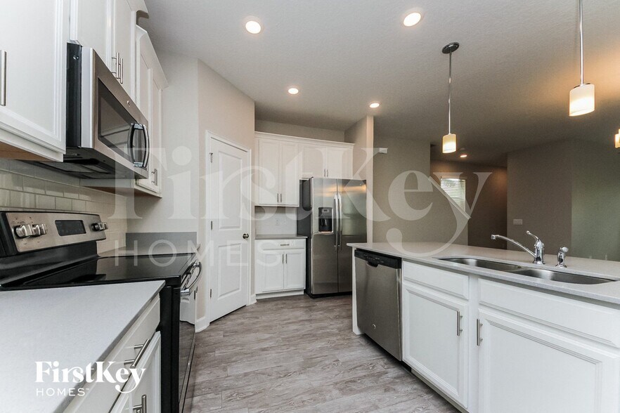 Building Photo - 11073 Folklore St