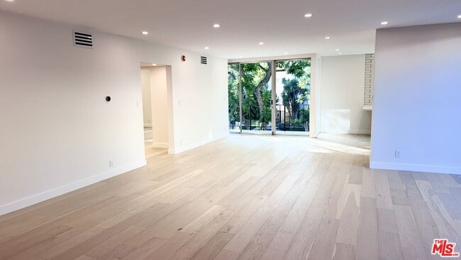 Building Photo - 414 N Palm Dr