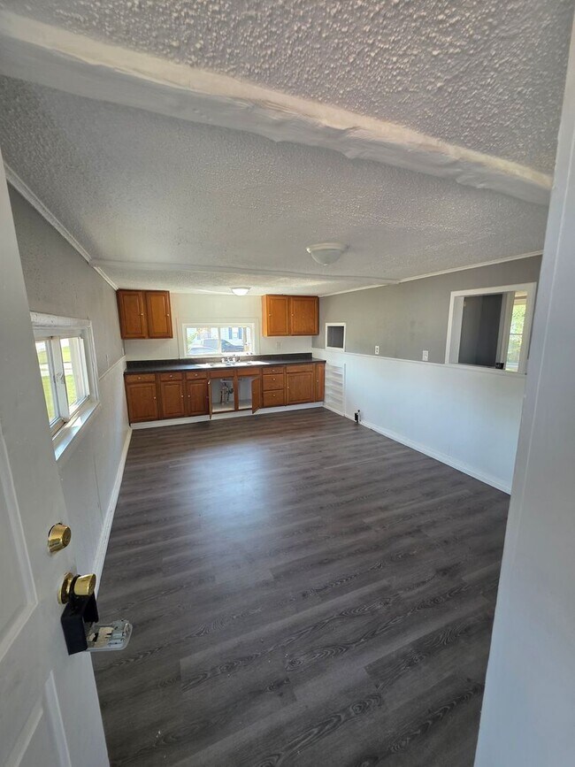 Building Photo - LIMITED TIME**NO APPLICATION FEE**1/2 OFF ...