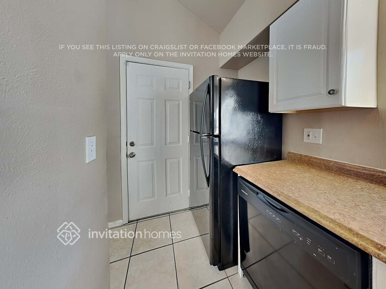 Building Photo - 4672 Biscay St