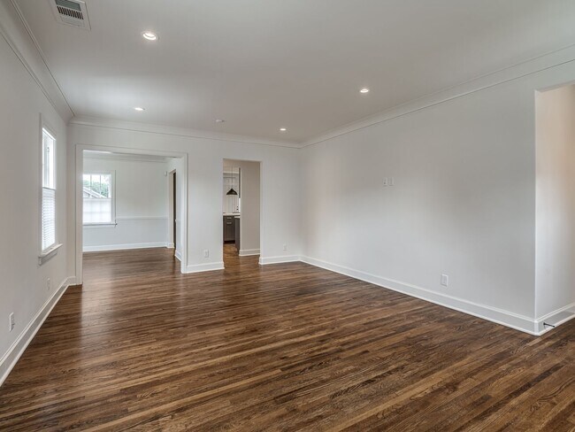 Building Photo - Luxury Living in the Heart of Tulsa