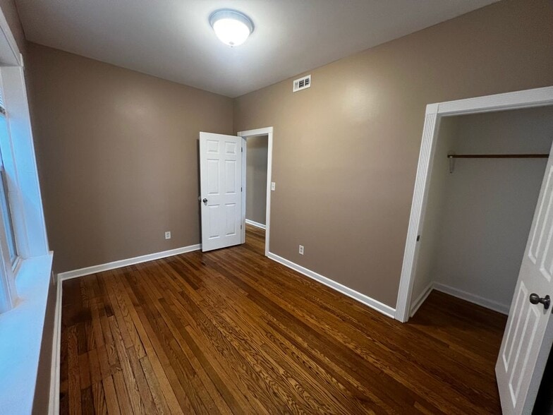 Building Photo - 735 N Hamlin Ave