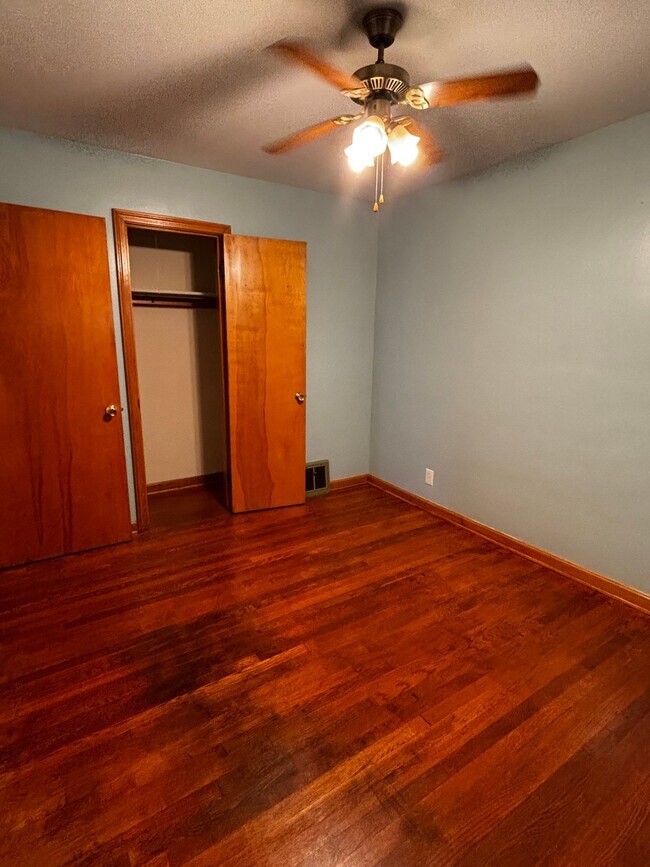 Building Photo - 815 Iona Ave