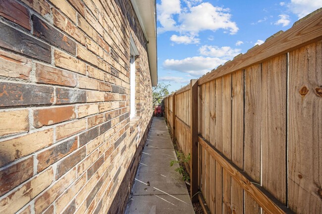 Building Photo - Charming Single-Family Home