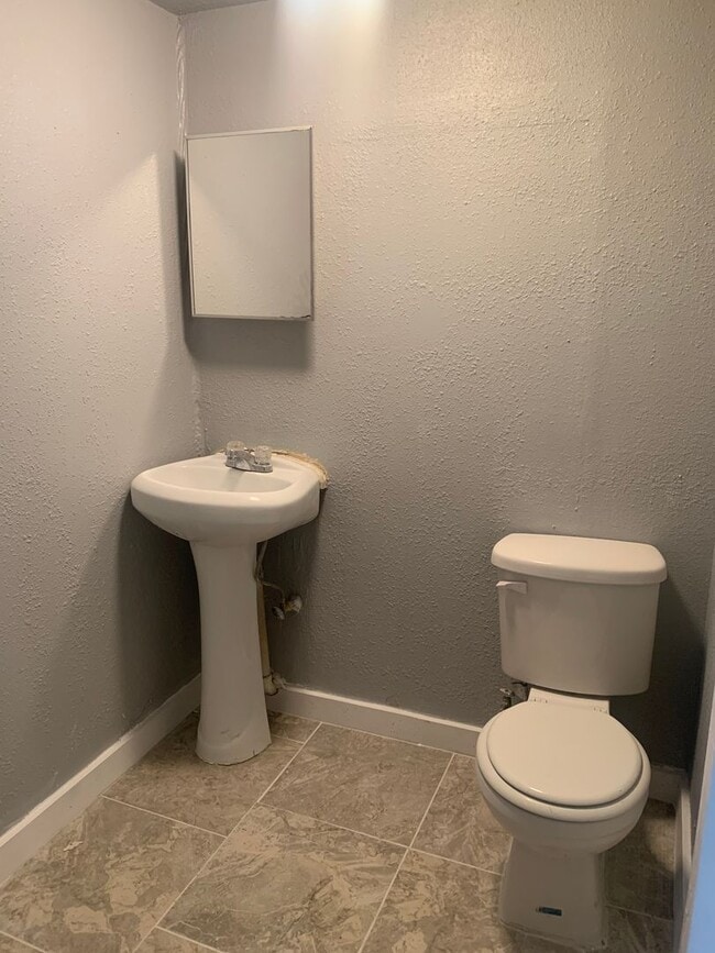 Building Photo - ALL BILLS PAID!!! Convenient Studio Unit!