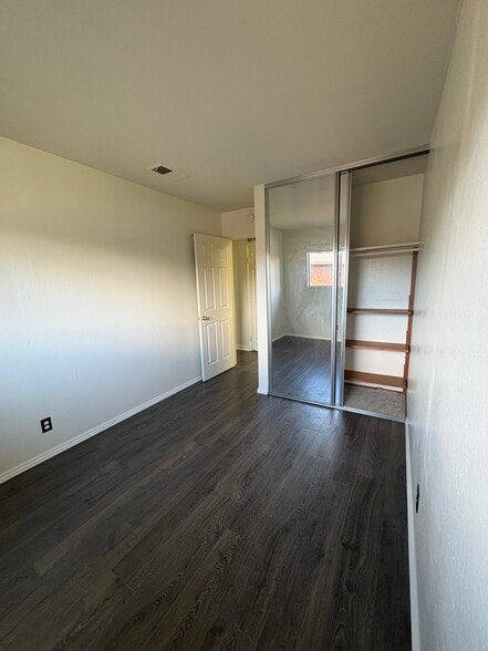 Room 3 - 4128 Ravenwood Pl