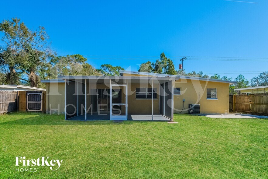 Building Photo - 10910 N 15th St