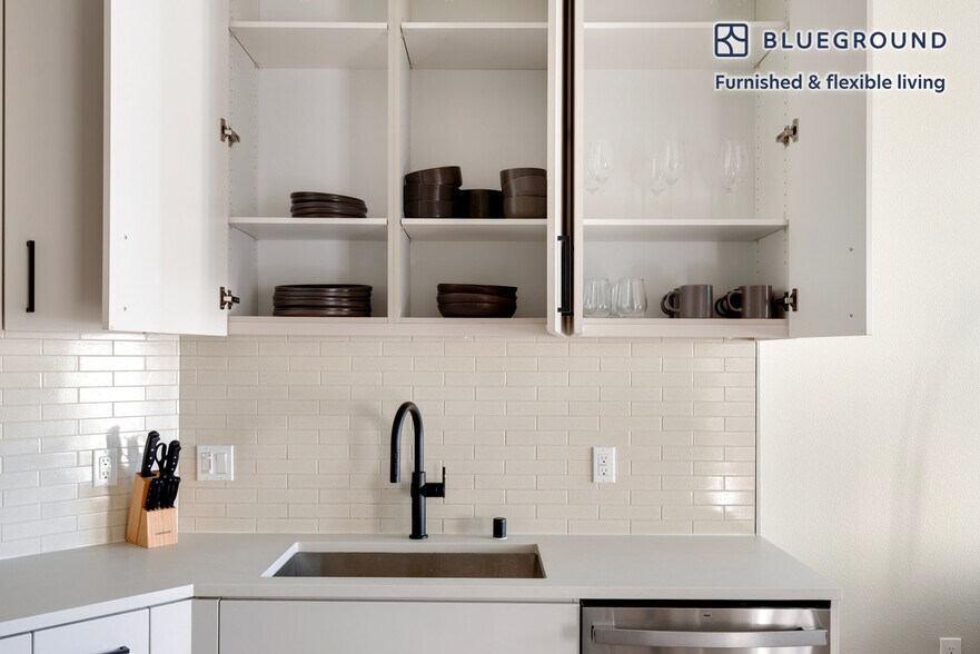 Building Photo - 555 E Evelyn Ave