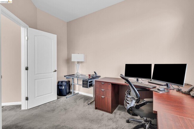 Building Photo - 5640 Edgeview Dr