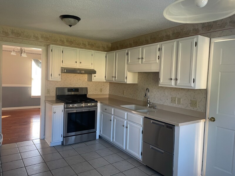 Building Photo - 215 Apple Ridge Dr