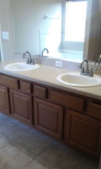 Building Photo - 3011 Azalea Blossom Dr